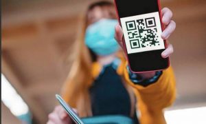 Странный бизнес в эпоху COVID-19: люди с QR-кодами работают на невакцинированных