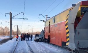 Везла второклашек домой: на Алтае трое детей погибли при столкновении снегоуборочного поезда с легковушкой