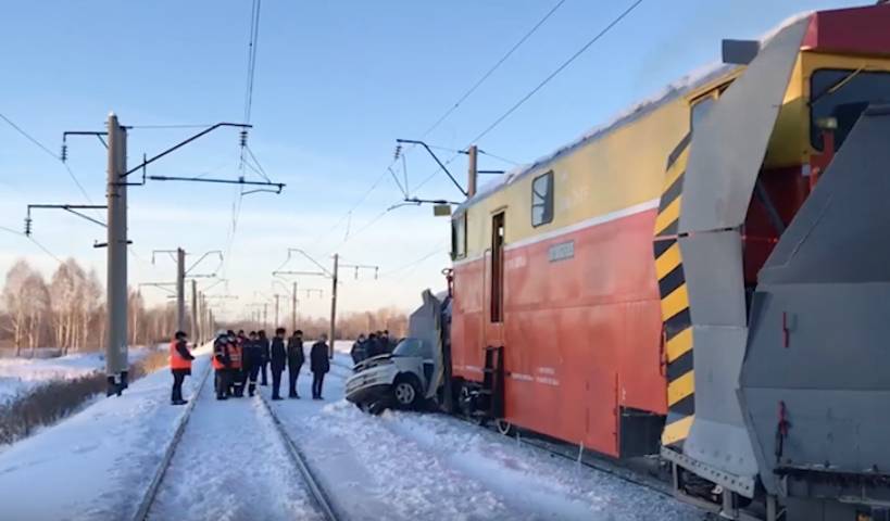 Везла второклашек домой: на Алтае трое детей погибли при столкновении снегоуборочного поезда с легковушкой 