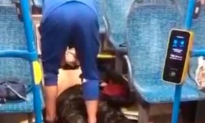 В московском автобусе пассажир ударился ногой и истек кровью на глазах у попутчиков