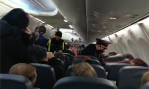 “Мне нужно улететь!”: россиянка устроила истерику в самолете и побила полицейского