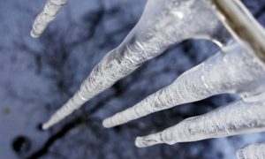 Петербуржцы бьют тревогу: сосульки на крышах угрожают жителям города