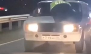 В Дагестане лихач провез сотрудника ДПС на капоте и попал на видео