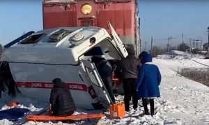 Один человек погиб при столкновении локомотива со скорой помощью в Хабаровском крае