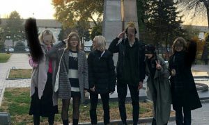 Астраханские школьники почтили память Гитлера около Вечного огня