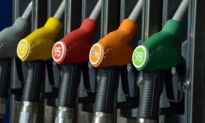 «Автомобиль не должен быть роскошью»: россиянам предложили компенсировать высокие цены на бензин