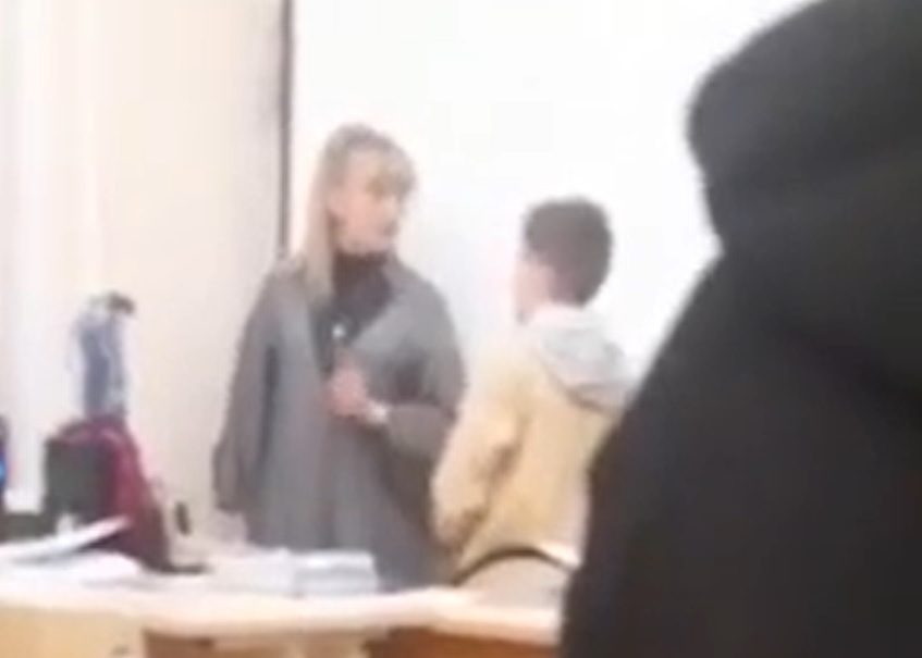 «Мне вообще пофиг на тебя»: на Урале учительница порвала тетрадь ребенку и дала пощечину при всех 