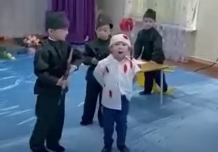 Казахские дети разыграли сцену расстрела студента советскими солдатами 