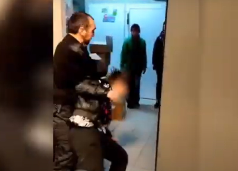 Предновогодняя жесть: охранник ставропольской «Пятерочки» швырнул подростка в подсобку из-за подозрений 