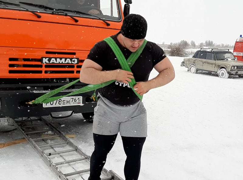 Житель Шахт протащил самосвалы весом 42 тонны на 4 метра