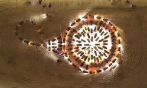 В Волгограде водители выстроили елочный шар из сотни автомобилей