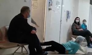 «Все ждут и вы ждите»: в Тюмени пенсионерки подрались в очереди к врачу и попали на видео