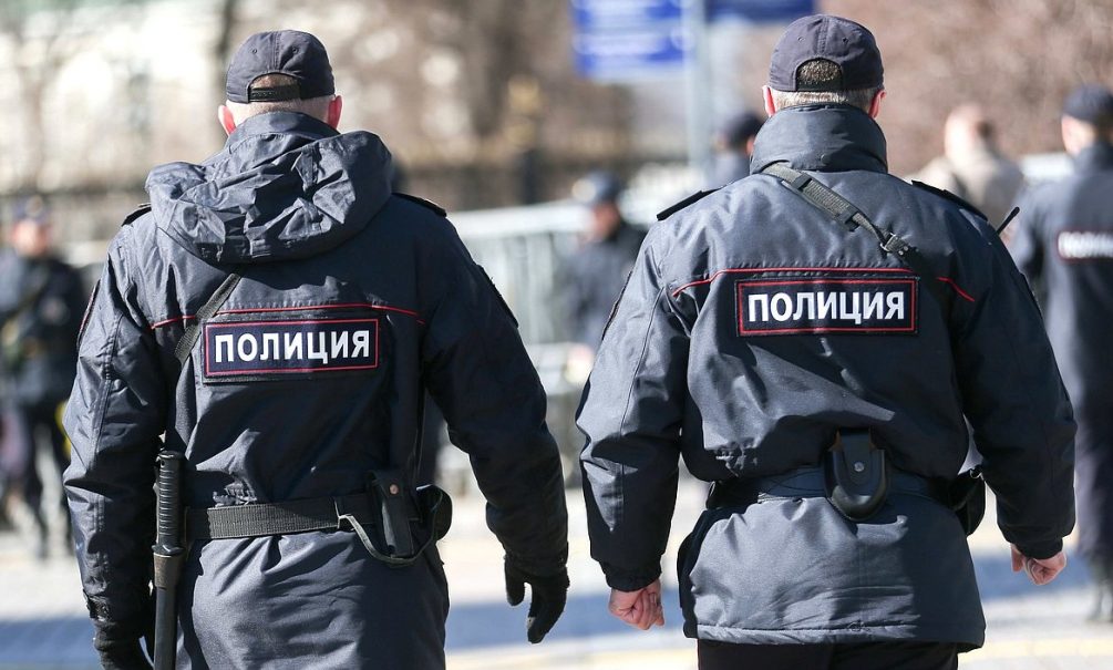 «Уведомить в 24 часа»: полиция получит право вскрывать машины россиян без их присутствия 