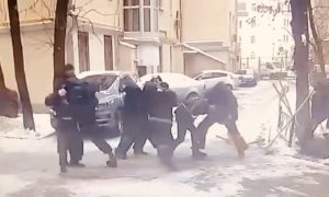 В Москве дворники устроили массовую драку из-за снега и попали на видео