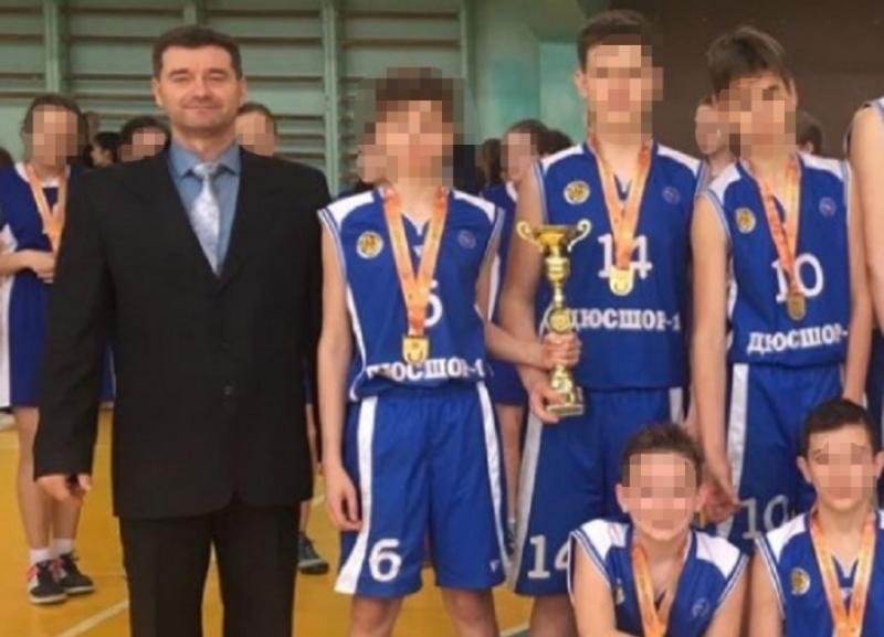 Сажал на колени и лез в трусы: детскому тренеру из Ставрополя грозит 15 лет колонии за педофилию 