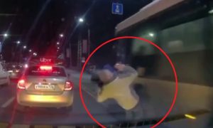 На видео попал момент чудесного спасения в Воронеже: автобус пролетел в сантиметре от головы мужчины