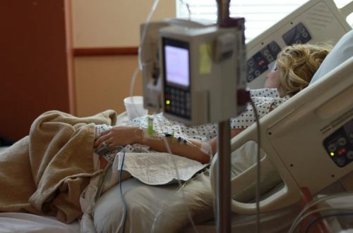 В Смоленской области одна из беременных сестёр-близняшек умерла после лечения от коронавируса