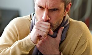 Как обычный кашель может стать пневмонией: врач рассказал об опасности самолечения