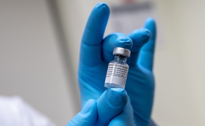 Ученые выяснили, сколько доз вакцины способно защитить от «омикрона» 
