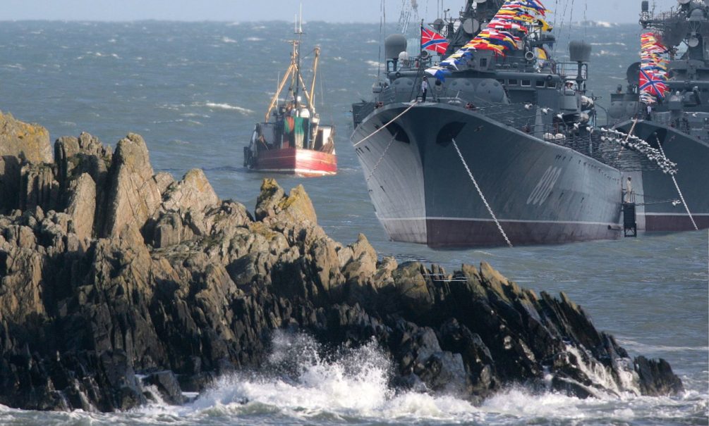 «Получай, Путин!»: ирландские рыбаки решили преградить путь российским военным кораблям 