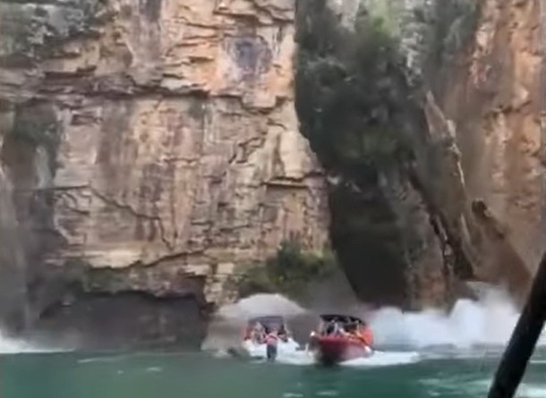Восемь человек погибли после обрушения скалы на туристические лодки в Бразилии 