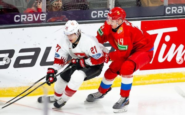 Хоккей без маски: в российской молодежке объяснили снятие команды с рейса из Калгари