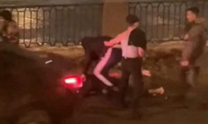 В центре Петербурга машина протаранила участников массовой драки