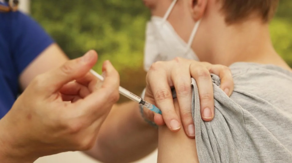 В Петербург завезли первую партию вакцины от коронавируса для подростков 