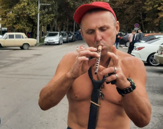 На Кубани мужчина разгуливает с бензопилой и избивает жителей лопатой ради хайпа 
