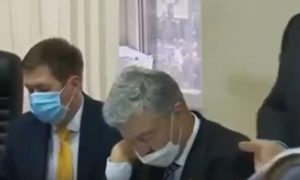 Уснувший в суде экс-президент Украины Петр Порошенко попал на видео