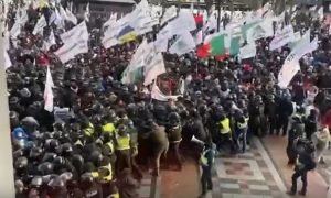 В Киеве снова беспорядки: митингующие пошли на штурм Рады