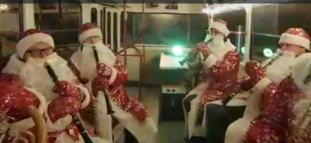 Двадцать два Деда Мороза устроили музыкальный флешмоб в трамвае Таганрога 