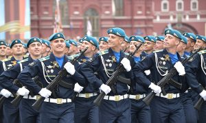«Предотвратить разгул банд»: российские десантники вылетели в охваченный протестами Казахстан