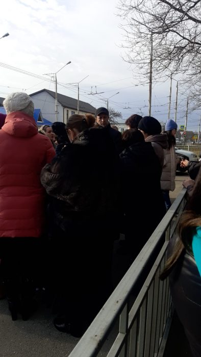 «Выкинули зимой на улицу»: в Черкессии детей вынудили добираться до школы пешком несколько километров