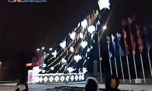 Мощный ветер повалил главную городскую ёлку в Ростове-на-Дону