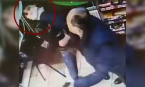 В Майкопе мужчина избил сотрудницу магазина за просьбу надеть маску