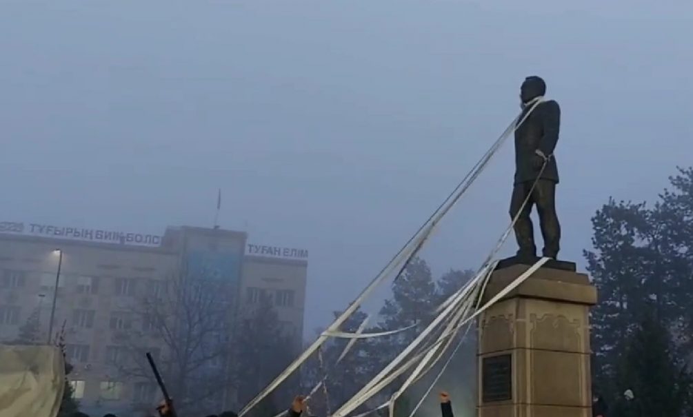 Появилось видео как в Талдыкоргане протестующие попытались снести памятник Назарбаеву 