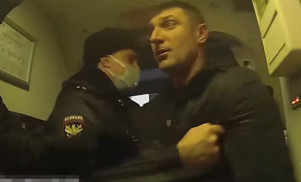 «Слышь, руки убрал!»: опубликовано видео задержания агрессивного россиянина на борту самолета в Ростове