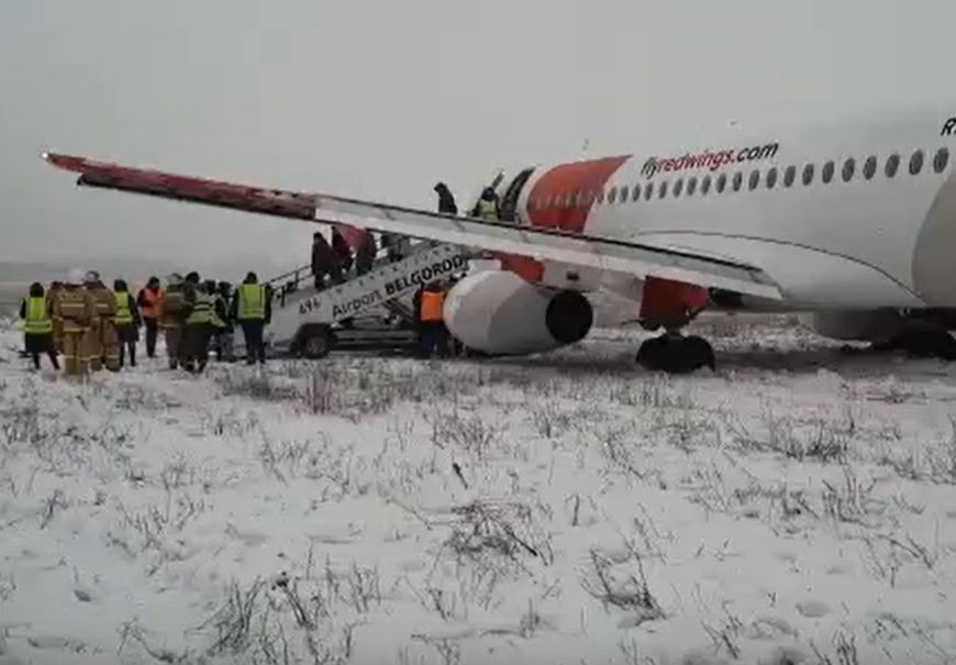 «Конкретно затрясло»: появилось видео жесткой посадки самолета Red Wings в аэропорту Белгорода 