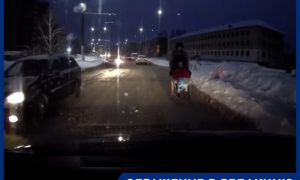 В Чебоксарах пробку на дороге устроил инвалид-колясочник, из-за снежных завалов застрявший на тротуаре