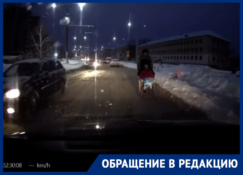 В Чебоксарах пробку на дороге устроил инвалид-колясочник, из-за снежных завалов застрявший на тротуаре 
