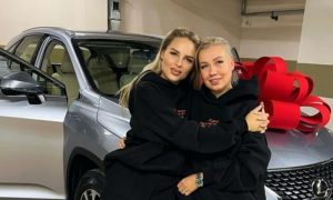 «Это было так спонтанно»: певица Ханна подарила маме авто за несколько миллионов рублей