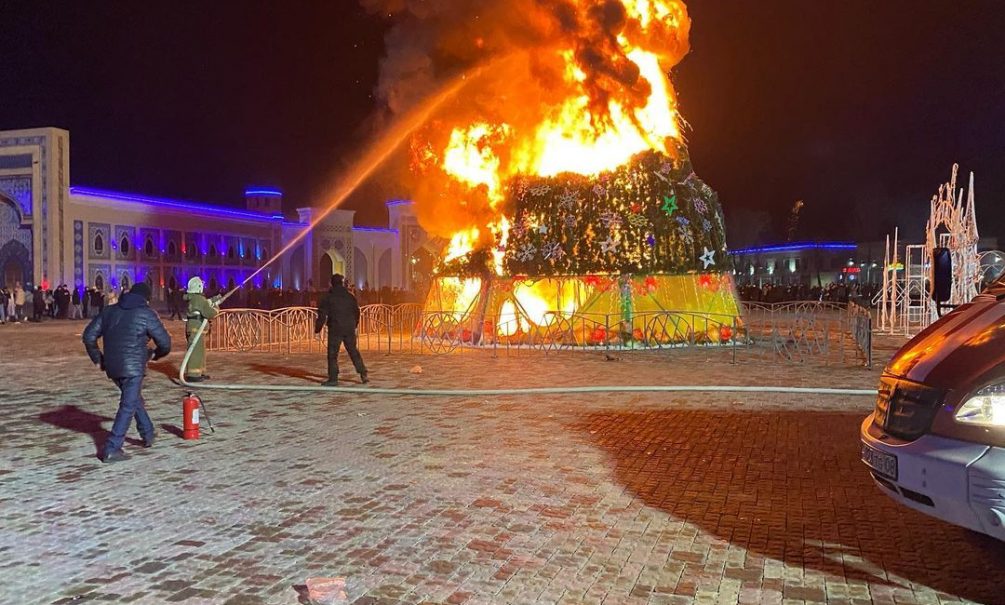 «Раз, два, три, елочка — гори!»: в Казахстане во время празднования огонь охватил новогоднюю елку 