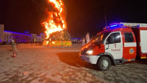 «Раз, два, три, елочка — гори!»: в Казахстане во время празднования огонь охватил новогоднюю елку