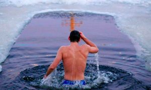 «Смертельный риск»: переболевшим коронавирусом советуют отказаться от крещенских купаний