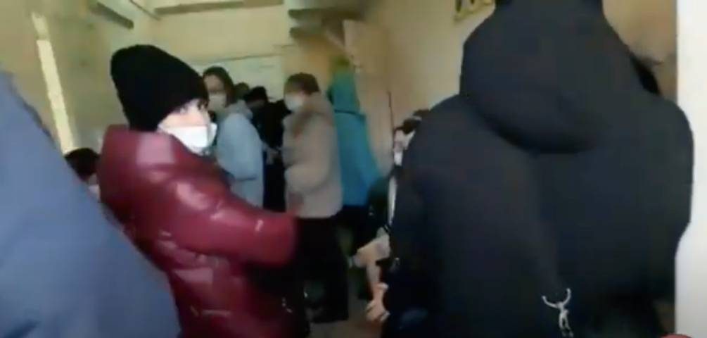 «Омикрон» спровоцировал коллапс: люди стоят в очередях, чтобы только попасть в больницу 