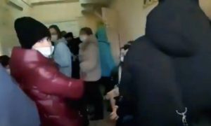 «Омикрон» спровоцировал коллапс: люди стоят в очередях, чтобы только попасть в больницу