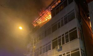 Пламя едва не уничтожило многоэтажку в Сочи — пожарных упрекнули в отсутствии воды