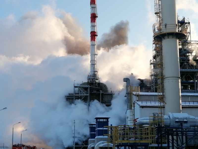 Опубликовано видео масштабного пожара на нефтеперерабатывающем заводе Тюмени 