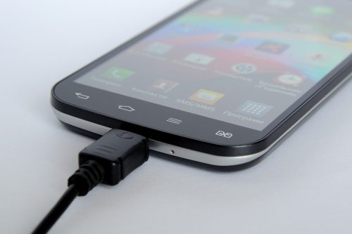 Россиян предупредили об опасности зарядки смартфона через USB. Чем еще может «навредить» смартфон